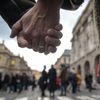 Střelba na Filozofické fakultě UK - pieta - obejmutí školy, zpěv, zármutek, studenti