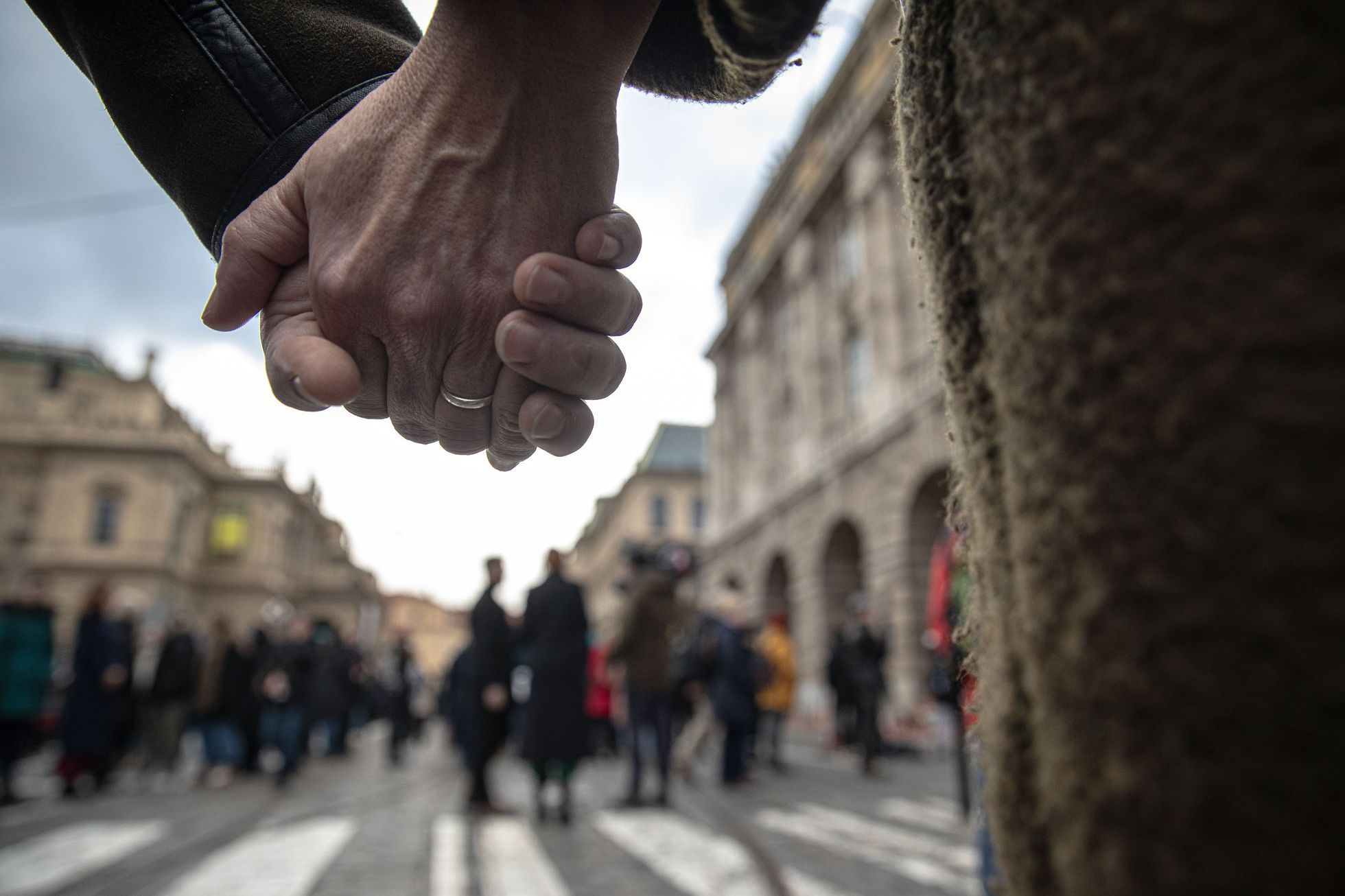 Střelba na Filozofické fakultě UK - pieta - obejmutí školy, zpěv, zármutek, studenti