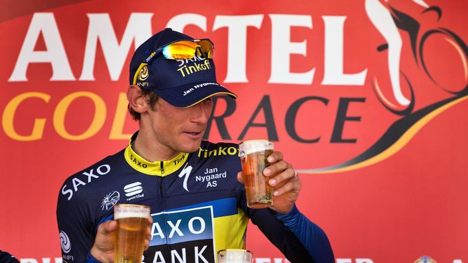 Na zdraví! Roman Kreuziger oslavil triumf v závodu Amstel Gold Race sklenicí zlatavého moku.