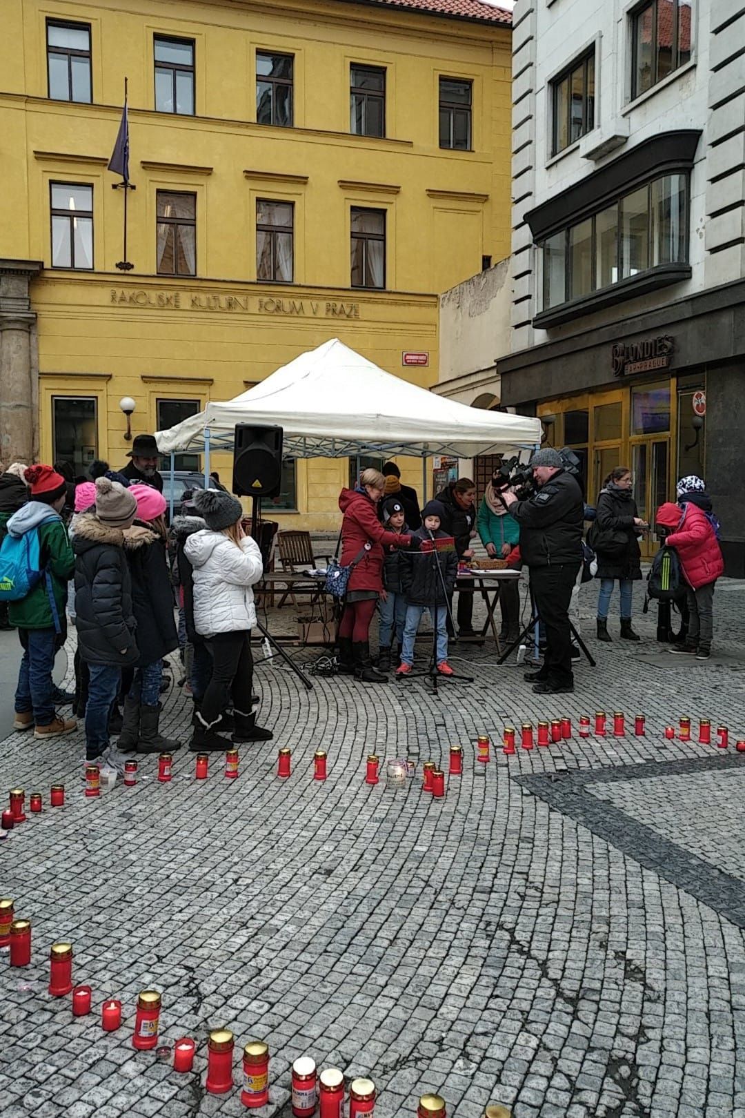 Akce svíčka Václava Havla na Jungmannově náměstí v Praze