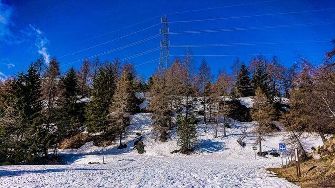 Passo di Mortirolo - úplný vrchol. Mortirolo bylo výrazně teplejší, sníh nás čekal až na samotném vrcholu.