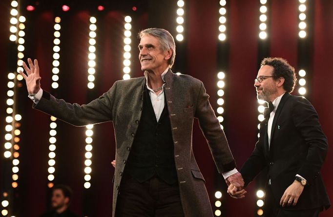 Předseda poroty Jeremy Irons drží za ruku nového uměleckého ředitele festivalu Carla Chatriana.