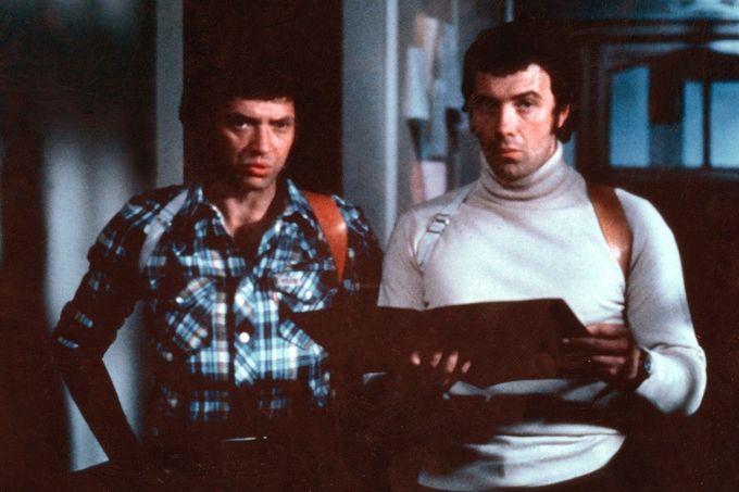 Britský herec Lewis Collins (vpravo), který hrál v letech 1977 - 1983 postavu agenta tajné služby CI5 spolu s Martinem Shawem ( alias Doyle) v seriálu Profesionálové.