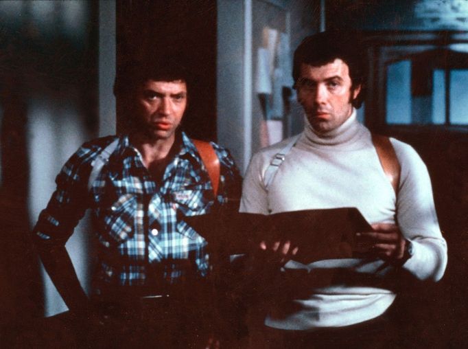 Britský herec Lewis Collins (vpravo), který hrál v letech 1977 - 1983 postavu agenta tajné služby CI5 spolu s Martinem Shawem ( alias Doyle) v seriálu Profesionálové.