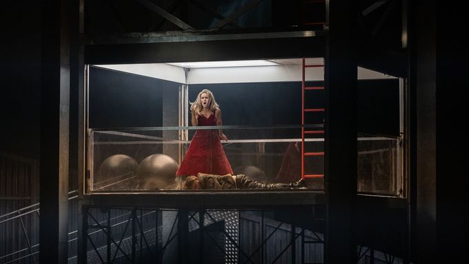 Na snímku z nové inscenace Lady Macbeth Mcenského újezdu jsou Alžběta Poláčková jako Katěrina Izmajlova a Denys Pivnickij v roli Sergeje.