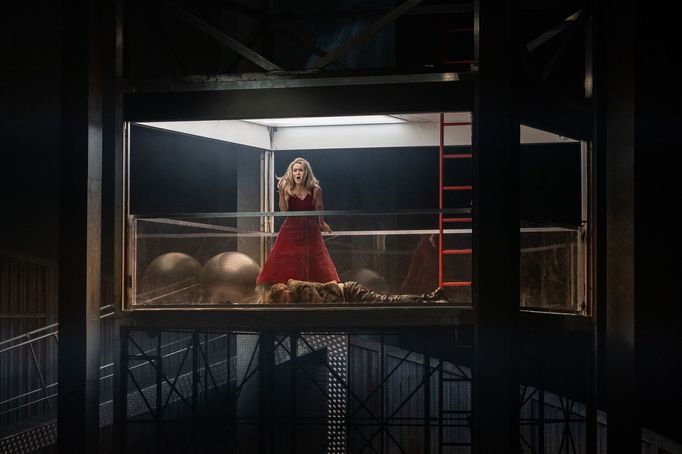 Alžběta Poláčková jako Katěrina Izmajlova a Denys Pivnickij v roli Sergeje.