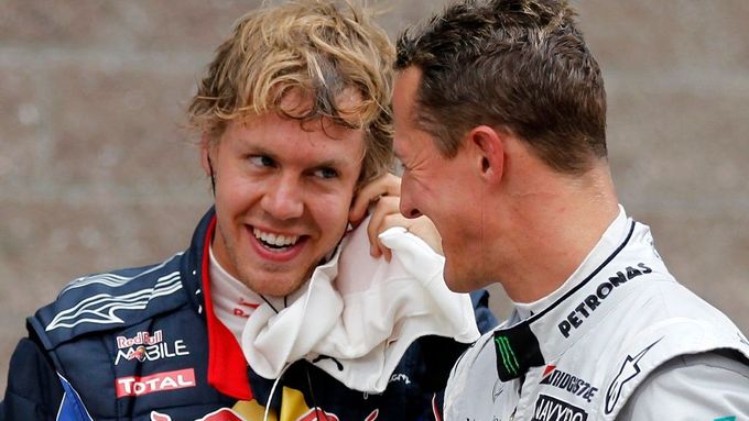 Michael Schumacher v paddocku vtipkoval s vítězem kvalifikace Sebastianem Vettelem