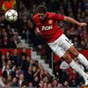 Fotbalista Manchesteru United Javier Hernandez střílí gól v utkání Ligy Mistrů proti Braze.