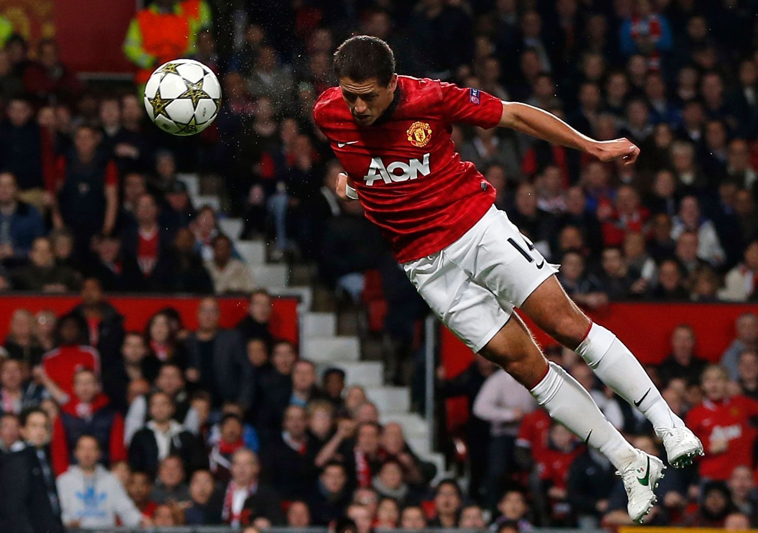 Fotbalista Manchesteru United Javier Hernandez střílí gól v utkání Ligy Mistrů proti Braze.