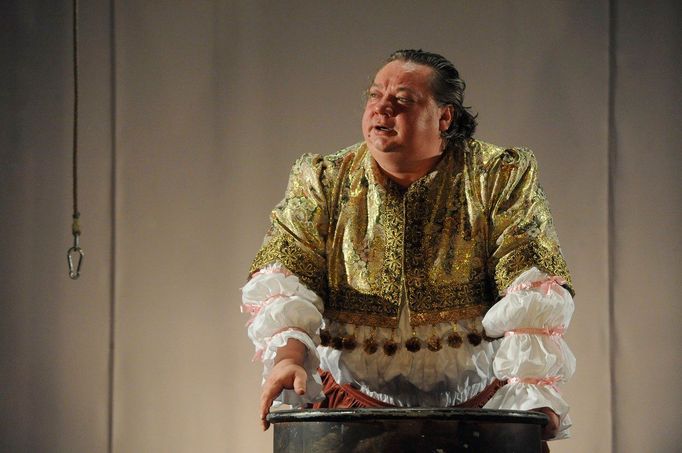 Norbert Lichý jako De Guiche v inscenaci Cyrana od Edmonda Rostanda, Divadlo Petra Bezruče, 2010.