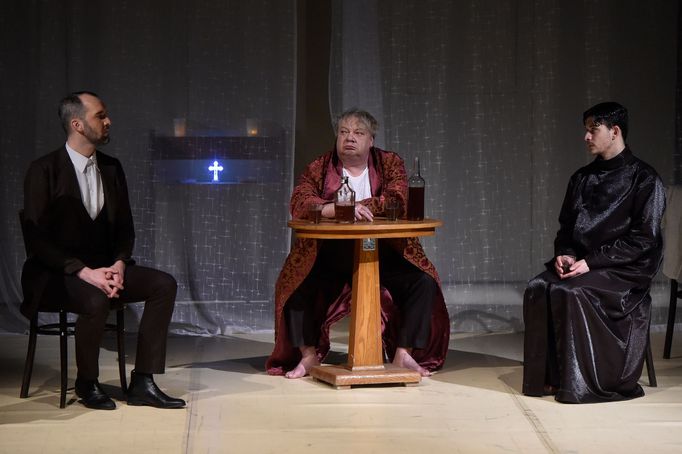 Ondřej Brett jako Ivan, Norbert Lichý v roli starého Karamazova a Václav Švarc coby Aljoša.