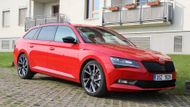 Škoda Superb SportLine disponuje ve standardu sportovním podvozkem, který ji přikrčí proti běžné verzi o 1,5 cm blíž k silnici.