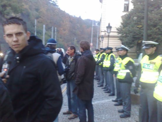 Demonstrace Dělnické mládeže před úřadem vlády