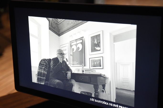 Poslední rozloučení s hercem a prezidentem karlovarského festivalu Jiřím Bartoškou. V předsálí Rudolfina se na obrazovkách promítají hercovy fotografie.