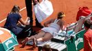 Anastasia Pavljučenkovová v péči fyzioterapeutky ve finále French Open s Barborou Krejčíkovou