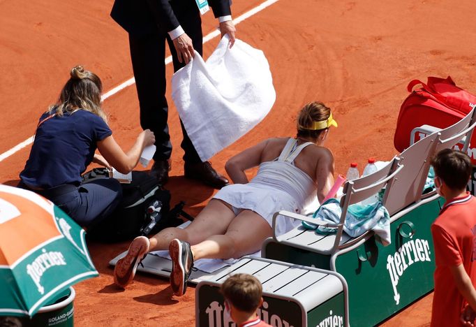 Anastasia Pavljučenkovová v péči fyzioterapeutky ve finále French Open s Barborou Krejčíkovou