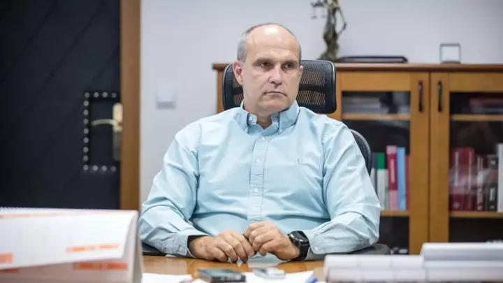 Lovil mafiány, skončil ve vazbě. Slovenský exšéf policie zemřel po pokusu oběsit se