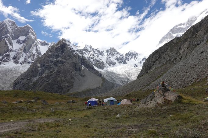 Base camp pod hřebenem Batura Muztagh