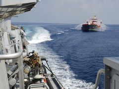 Protipirátská námořní mise v praxi: italská válečná loď Luigi Durand de la Penne "kryje záda" v Hongkongu registrovanému obchodnímu plavidlu Overseas Hercules