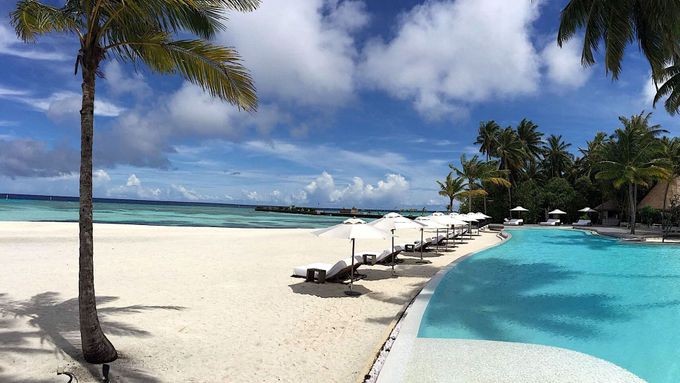 "Vyměňte špatné zprávy a pochmurné počasí za 34 stupňů a pláže s bílým pískem," láká Cestovní kancelář Sen na luxusní dovolenou na Maledivách.