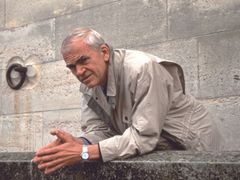Milan Kundera esej nazvanou Unesený Západ prvně publikoval francouzsky v listopadu 1983.