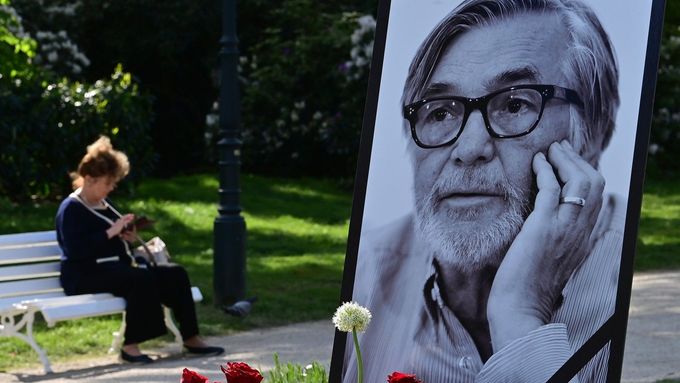 Město Karlovy Vary zřídilo za zesnulého herce a prezidenta mezinárodního filmového festivalu  Jiřího Bartošku pietní místo ve Smetanových sadech.