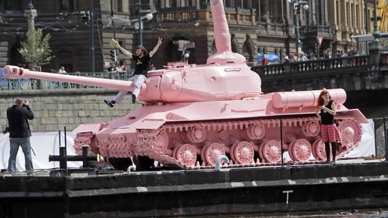 Tank číslo 23, řečený růžový, se vrátil do Prahy. Plave po Vltavě