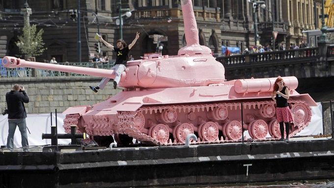 Tank číslo 23, řečený růžový, se vrátil do Prahy. Plave po Vltavě