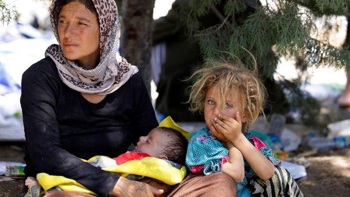 Irácký premiér Hajdar Abádí nařídil armádě, aby při operacích namířených proti radikálům z organizace Islámský stát (IS) přestala s ostřelováním obydlených oblastí, kde by mhli být i civilisté.