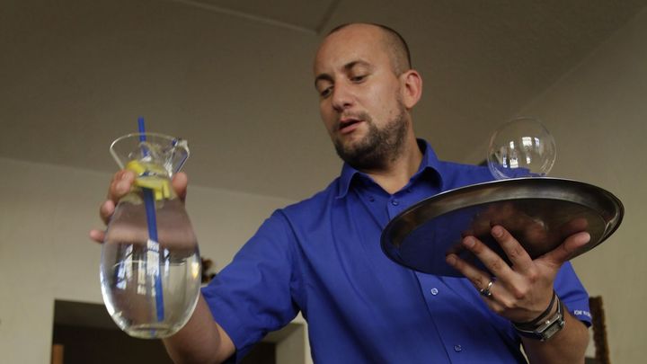 Kandidát Spolu láká voliče na kohoutkovou vodu zdarma. Je to bizár, soudí hospodští; Zdroj foto: Hospodářské Noviny