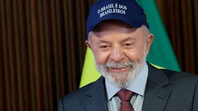 Brazilský prezident Luiz Inacio Lula da Silva má na sobě čepici s nápisem „Brazílie patří Brazilcům“ během ministerské schůze v paláci Planalto v Brasílii, Brazílie, 26. srpna 2025.