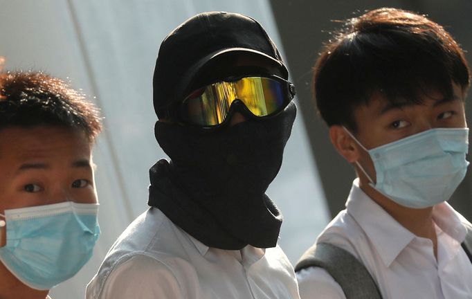 Středoškoláci nosí masky na ochranu i jako symbol podpory demonstrací.