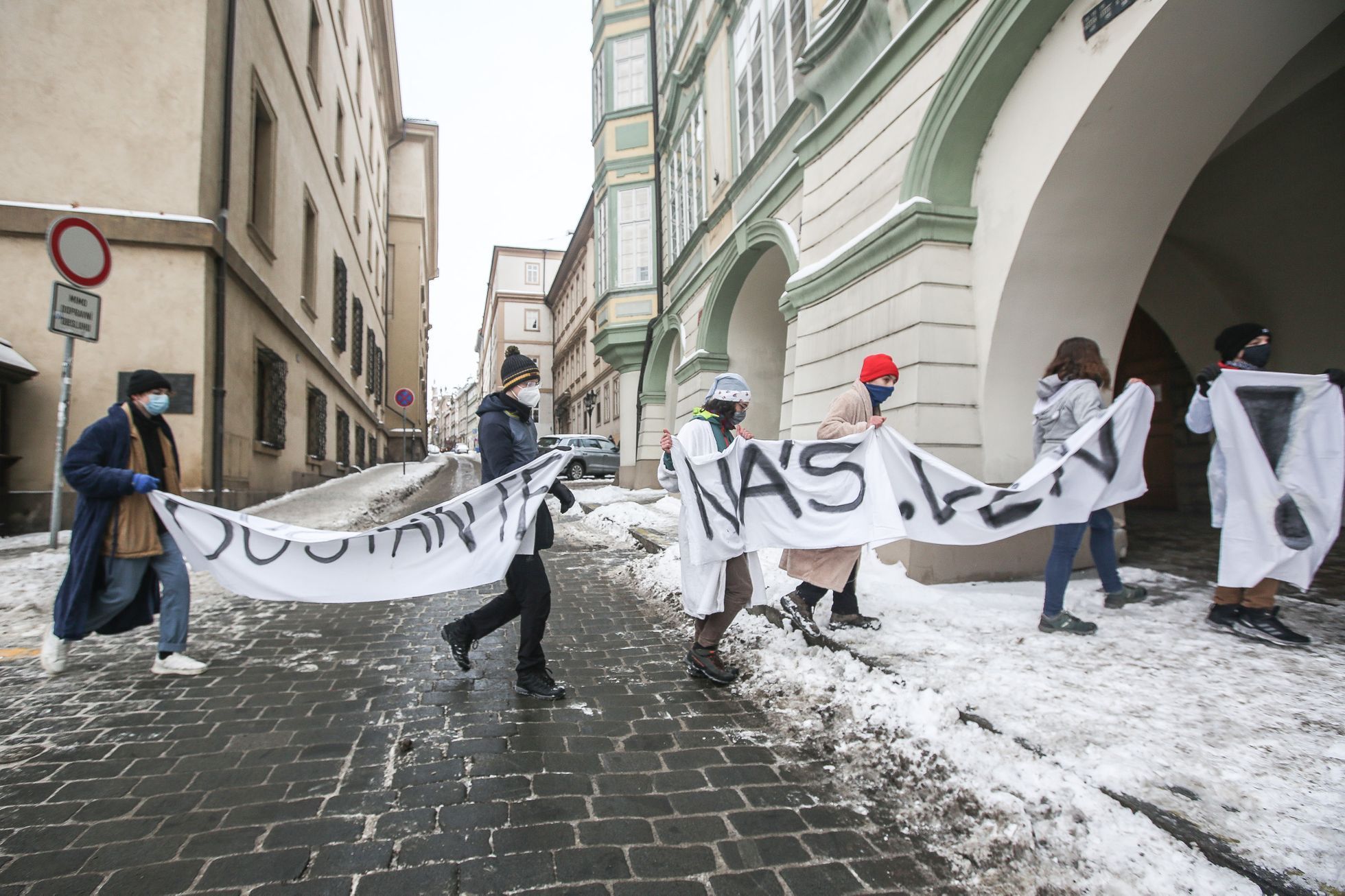 Protest studentů v županech za návrat do škol a podporu petice Nesmíme obětovat děti, 11. únor 2021