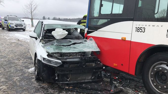 U Přehvozdí na Kolínsku se ve čtvrtek před polednem střetlo osobní auto s autobusem. Při nehodě byl vážně zraněn řidič osobního auta.