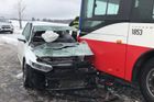 Na Kolínsku se střetl osobní vůz s autobusem, řidiče auta vyprošťovali hasiči