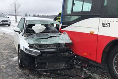 Na Kolínsku se střetl osobní vůz s autobusem, řidiče auta vyprošťovali hasiči