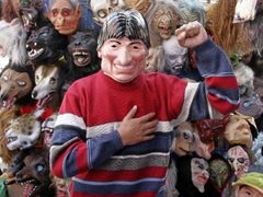 Prezidenta Moralese mají obyčejní Bolivijci v lásce. Masky prezidenta na tržišti v La Pazu.