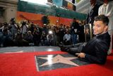 Portorický zpěvák Ricky Martin oslavuje svou vlastní hvězdu na chodníku slávy v Hollywoodu.