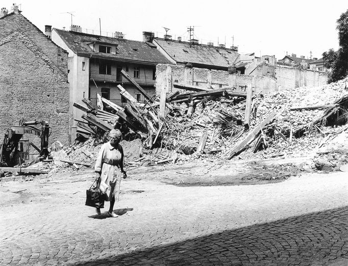 Nedatovaná fotografie pořízená v ulicích Žižkova během komunistické asanace,