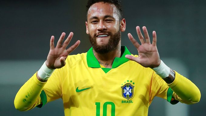 Neymar ukazuje po gólu do sítě Peru devět prstů jako připomínku čísla dresu, s nímž nastupoval Ronaldo, jehož střelecký zápis v utkání překonal