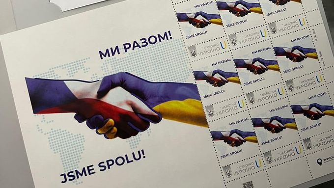 V Kyjevě představili novou poštovní známku "Jsme spolu!", která má symbolizovat přátelství a partnerství mezi Českem a Ukrajinou.