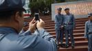 Visitors, dressed as red army soldiers, pose for pictures in Jinggangshan, Jiangxi province September 20, 2012. Jinggangshan, is where former Chinese leader Mao Zedong's career as a revolutionary began to take off. In 1927, Mao and several communist leaders fled with a few thousands to the hills of Jinggangshan, hounded and outnumbered by Nationalist forces. REUTERS/Carlos Barria (CHINA - Tags: POLITICS SOCIETY) Published: Zář. 20, 2012, 5:21 dop.