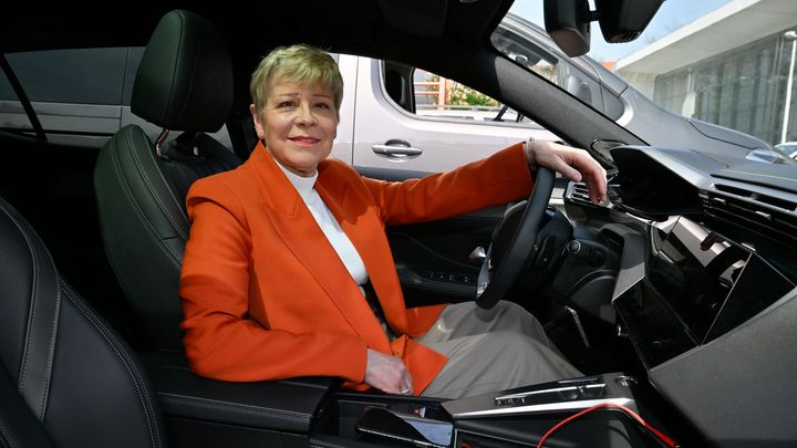 Levný elektrický Peugeot na trh nepřijde, nový volant ale ano, říká šéfka značky