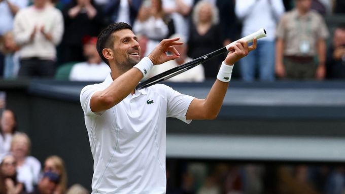 Novak Djokovič slaví postup do finále Wimbledonu.