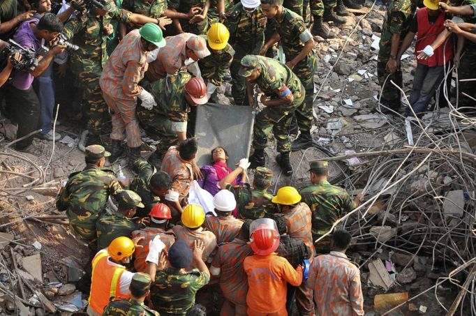 Záchranáři vynášejí z trosek Rana Plaza živou ženu. Pod sutinami přežila 17 dnů.