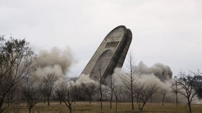 Památník ze sovětských časů v Kutaisi se sune k zemi.