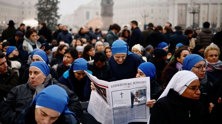 Ve Vatikánu pohřbí Benedikta XVI., na Svatopetrském náměstí jsou tisíce lidí; Zdroj foto: Reuters