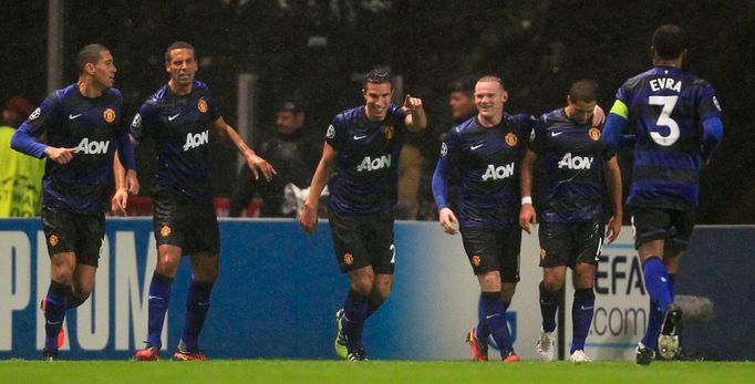 Fotbalisté Manchesteru United slaví gól v utkání proti Braze v Lize mistrů 2012/13.