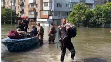 "Vybuchlo to nad hlavou." Na muže při povodni v Chersonu hodili Rusové dva granáty