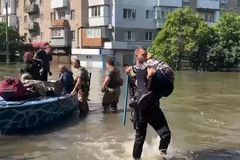 "Vybuchlo to nad hlavou." Na muže při povodni v Chersonu hodili Rusové dva granáty